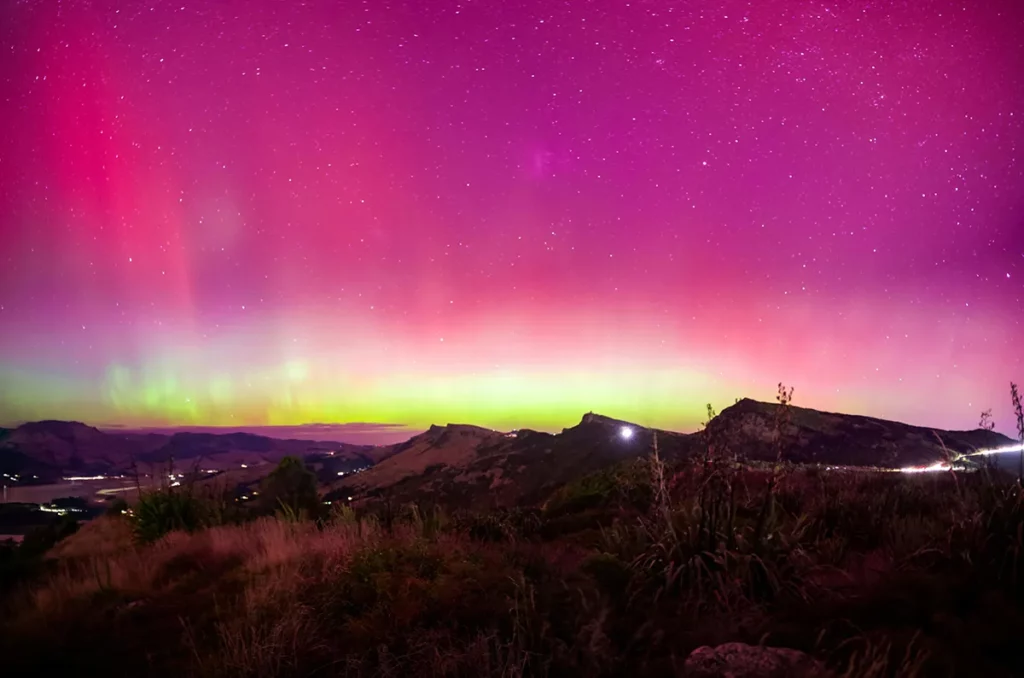 A strong southern lights show in Canterbury, Canterbury, New Zealand